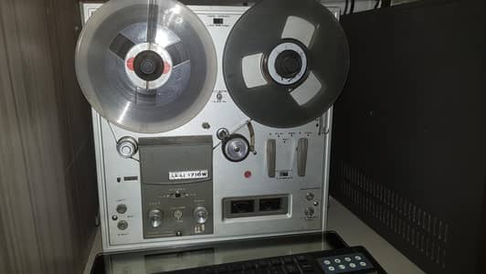 Akai 1710w spool tape player.