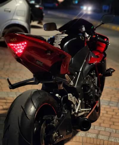 Yamaha YZF-R1 Skull Edition 2011/15 like Brand New ( sell Urgently )