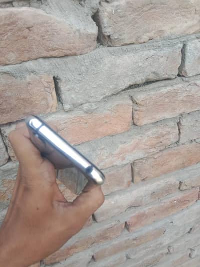 Aquos r2
