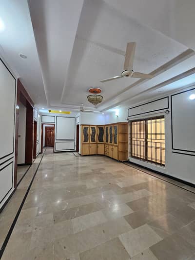 1 Kanal Beautiful Full House available for rent