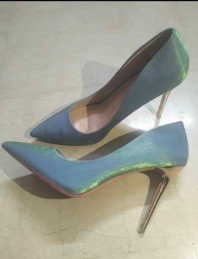 Rs 4200 shiny blue heels