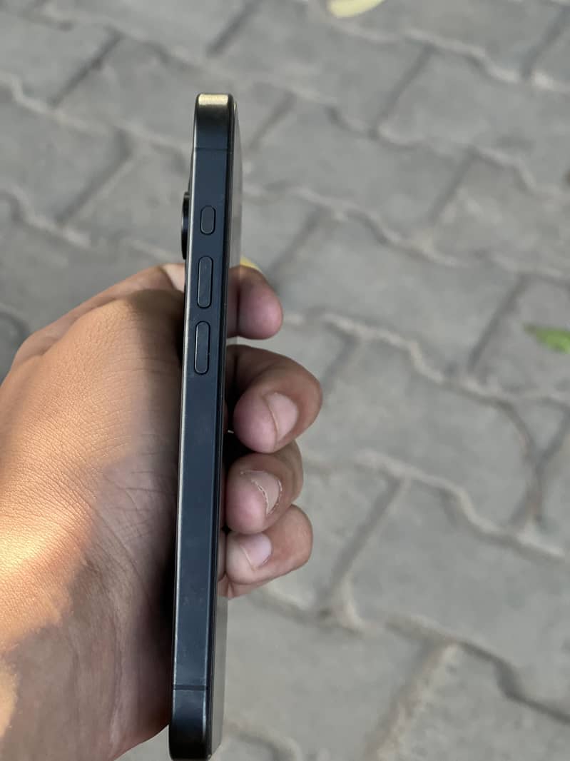 Apple iPhone 15 Pro 4
