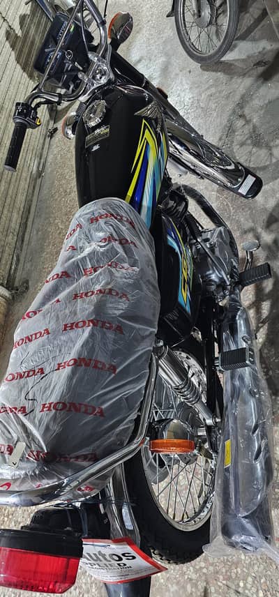 Honda 125 Black open letter