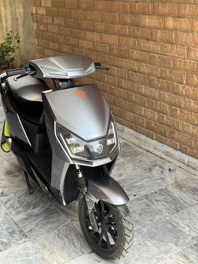 Crown scooty benling BL-Roshni 10/10