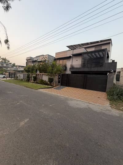 A block kanal house available for sale