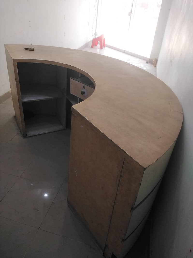 Customer Counter Table 4