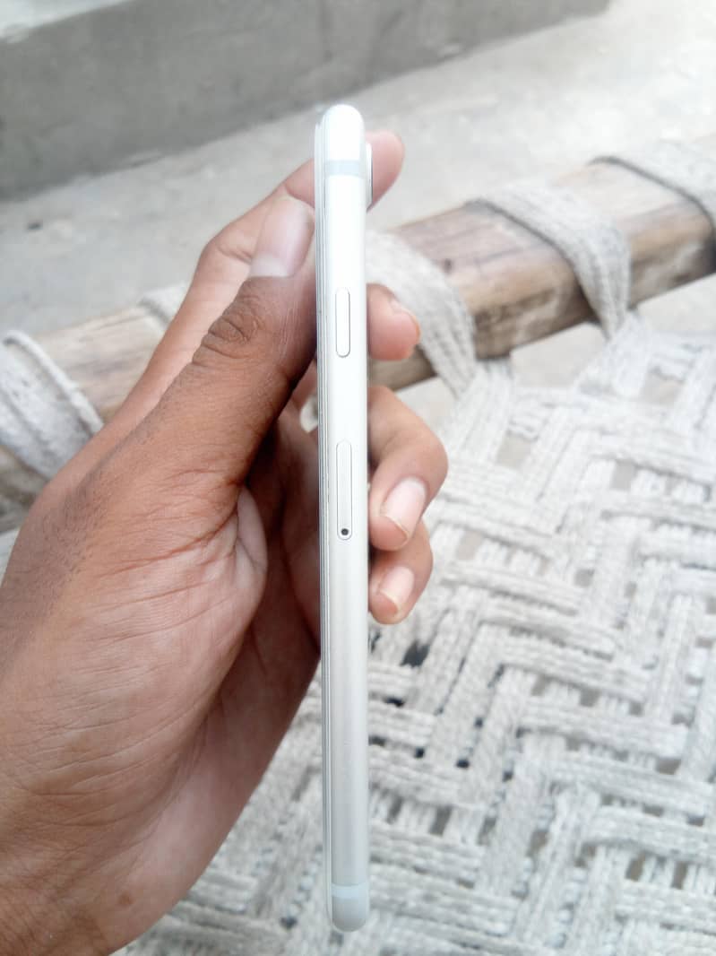 Apple iPhone 7 3