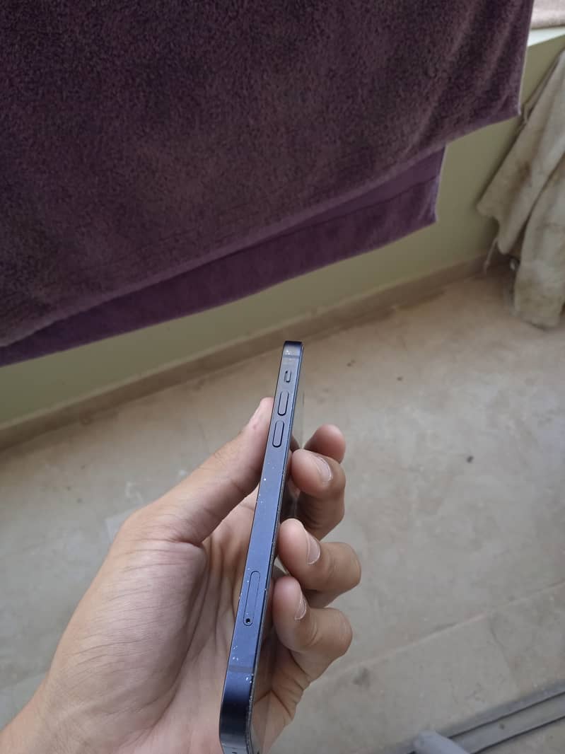 Apple iPhone 12 4