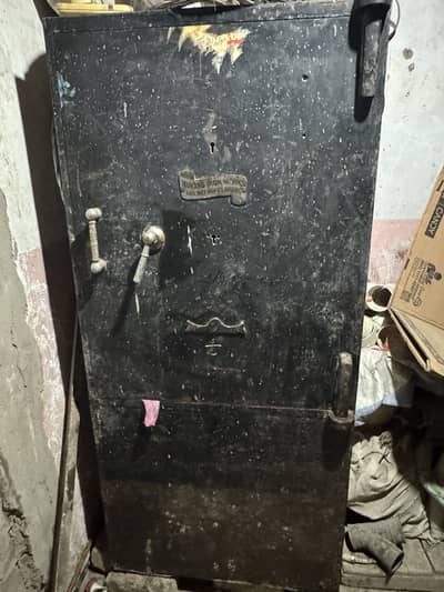 Rare vintage Mukand Iron Works Lahore safe (tijori)