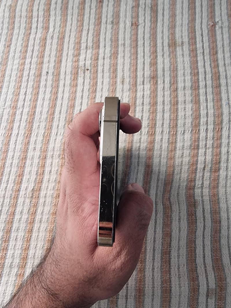 Iphone 12 pro max 4
