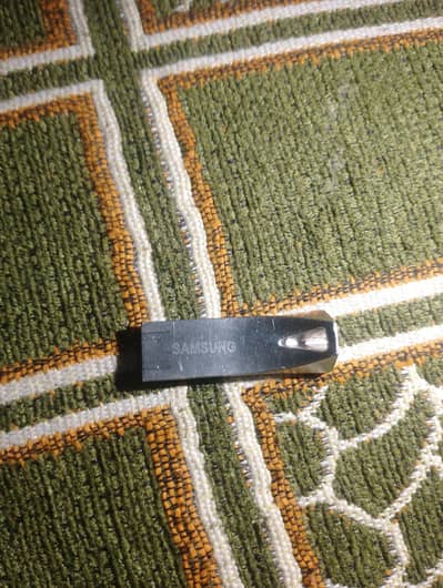Samsung 64GB USB Flash Drive – Metal Body – 9/10 Condition