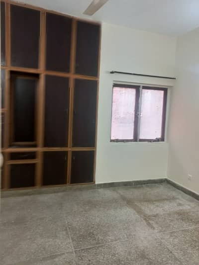 G11PHA FLAT FOR RENT 1ST FLOOR PRIME LOCTION .