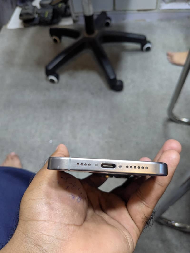 Apple iPhone 15 Pro Max 2