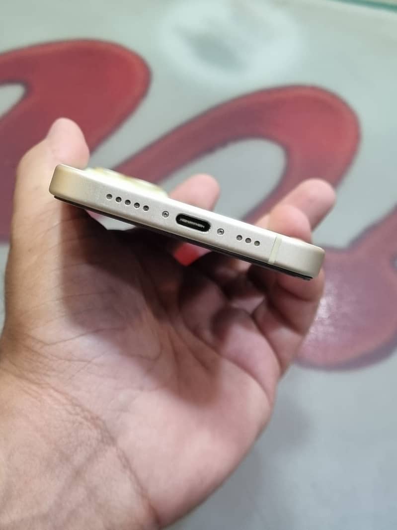 Apple iPhone 15 4