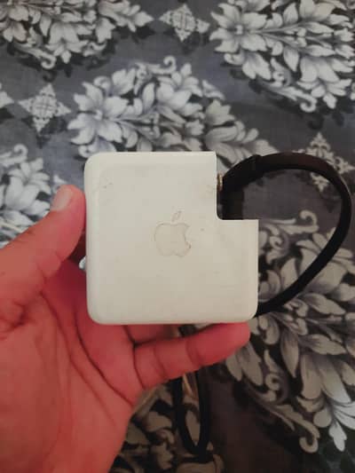 MacBook ka charger hai Bilkul perfect condition main hai