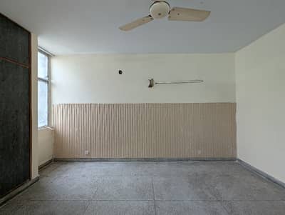 10 Marla Flat Askari 1 First Floor Available For Rent.