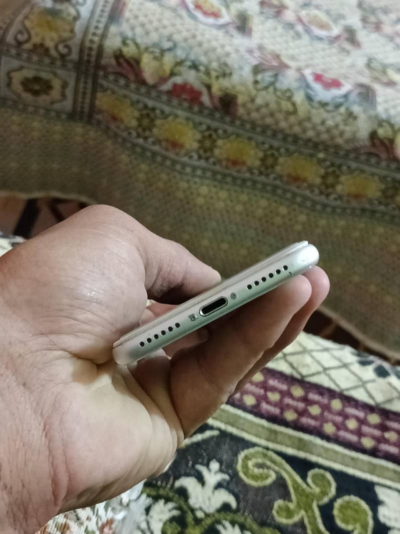 Apple iPhone 8 5