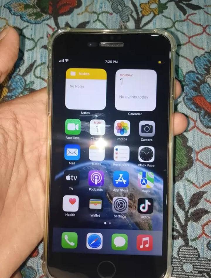Apple iPhone 8 Plus 1
