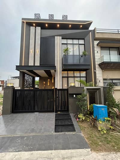5 MARLA MODERN DESIGN FULL HOUSE FOT RENT HOT LOCATION