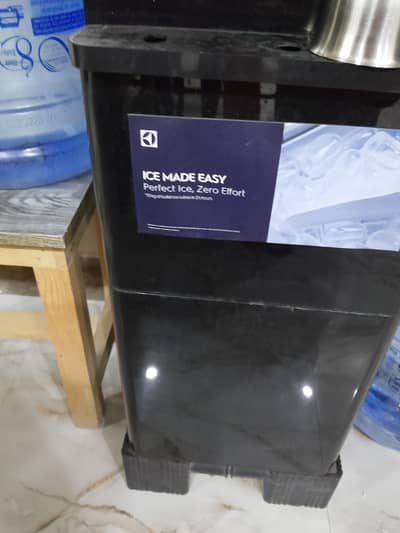 water dispenser with ice making box