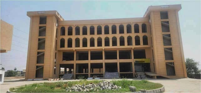 130,000 Sqft Hospital University College Building with Big Open Area and Parking