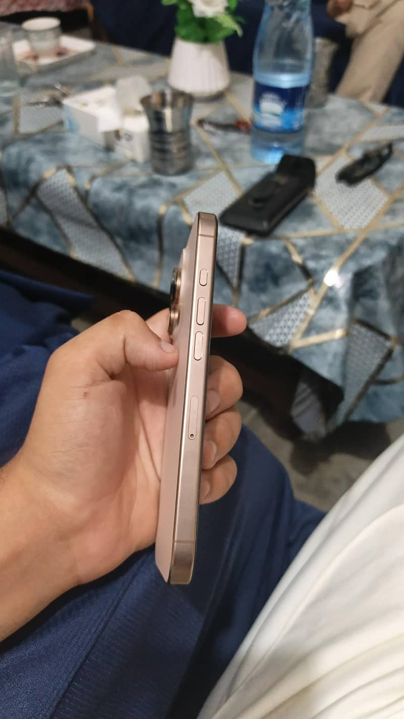 Apple iPhone 16 Pro 3