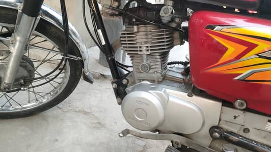 Honda 125 red color