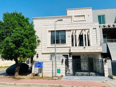 I SELL 5.25 MARLA HOUSE IN BAHRIA ORCHARD LAHORE PHASE 1. LDA APPROVED HOT LOCATION