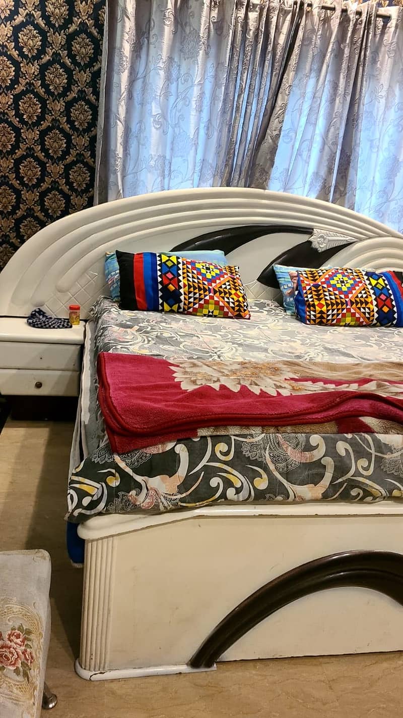 Bed and dressing 0