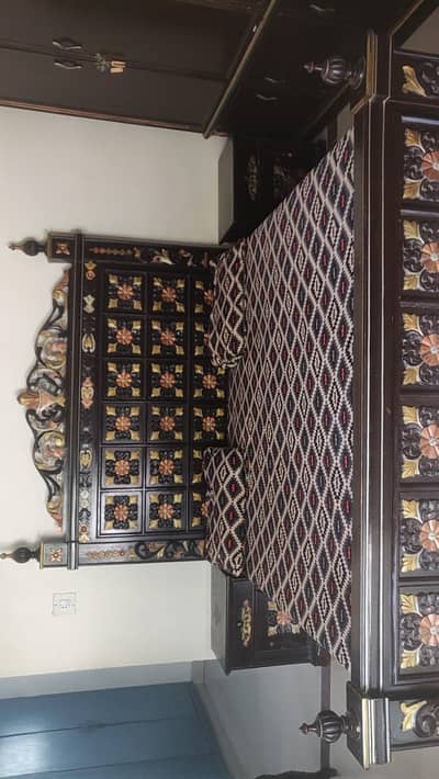 king bed with two side tables