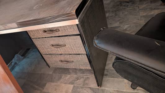 office table for sale in good condition