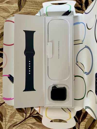 Apple Watch SE 3 - 40mm Midnight Aluminum Case with Sport Band