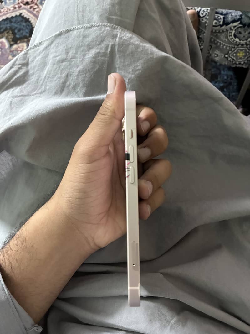 Apple iPhone 13 5