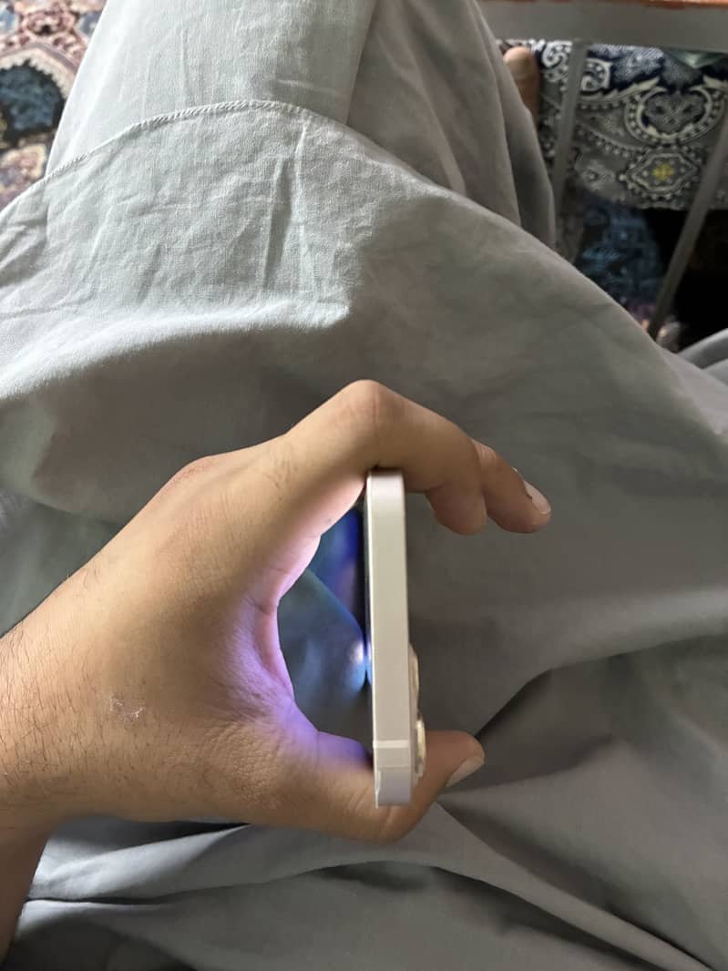 Apple iPhone 13 8