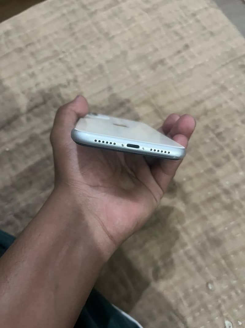 Apple iPhone 11 4