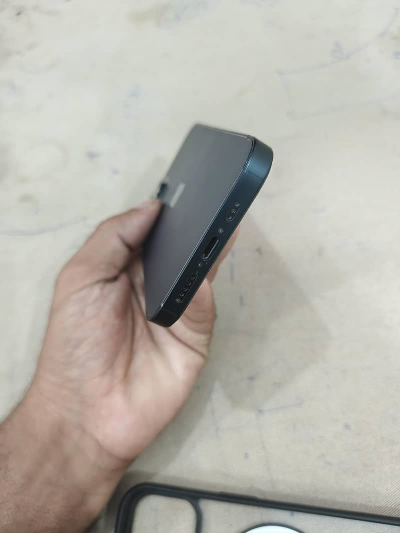 Apple iPhone 13 5