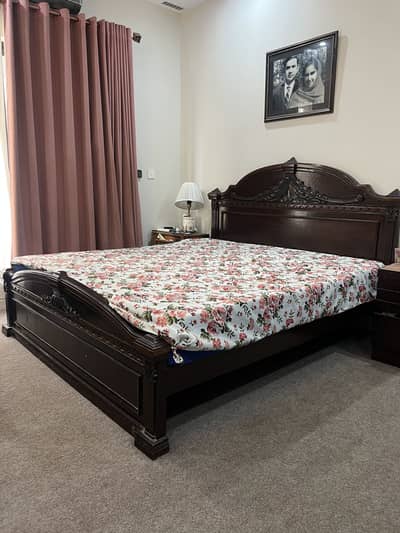 Beautiful King sized bed + 8 inch mattress.