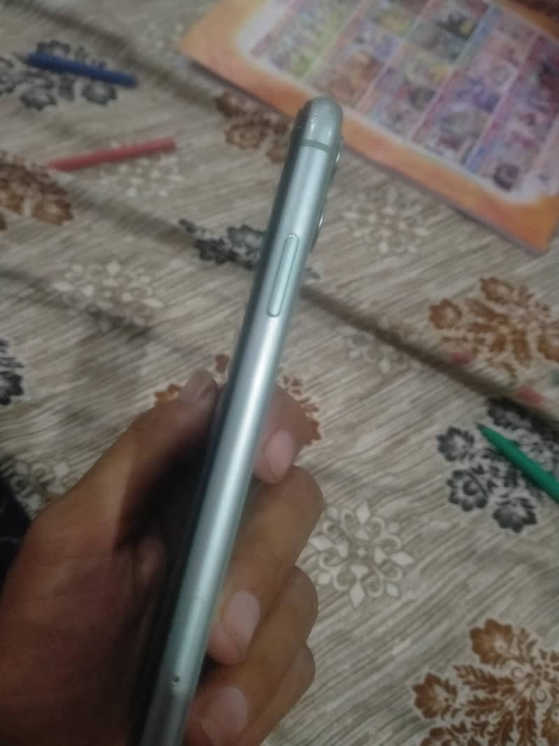 Apple iPhone 11 3