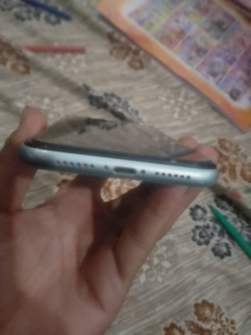 Apple iPhone 11 4