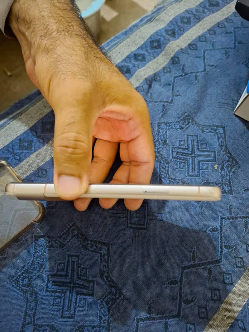 Google Pixel 8 4