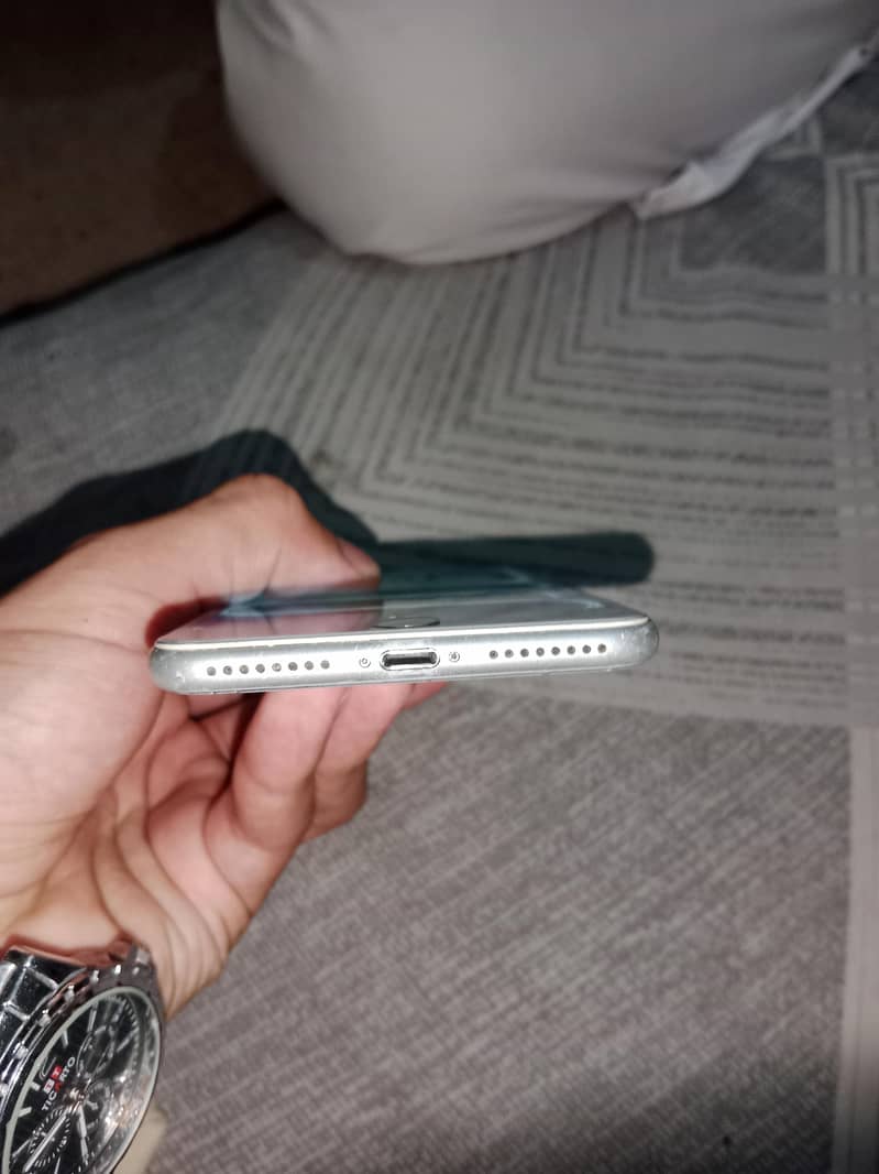 Apple iPhone 8 Plus 4