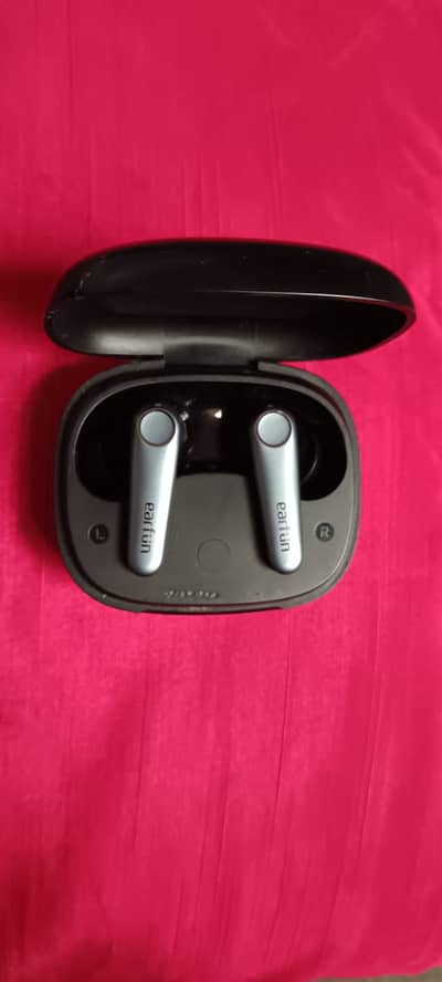 Sony jabra beats neckband and earbuds jbl bhi hai