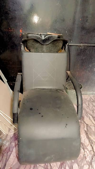 Beauty parlour chairs and furnitures only one year use in best price