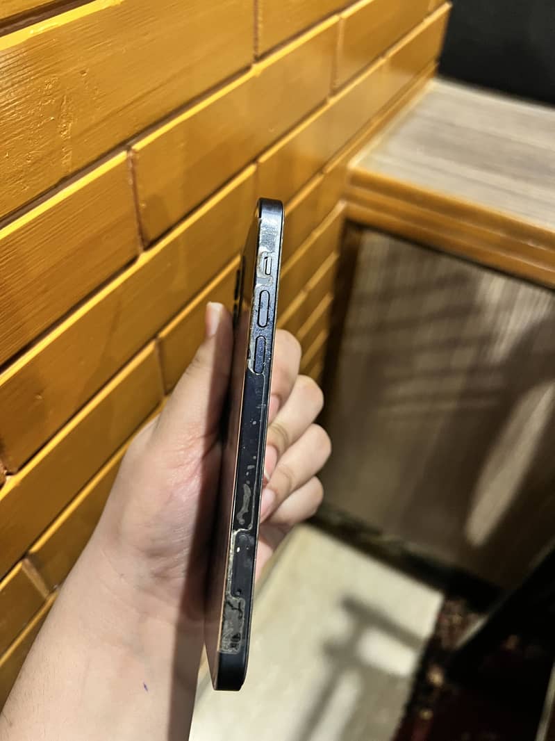 Apple iPhone 12 4
