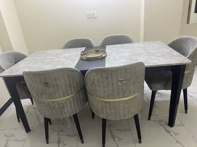 Beautiful dining table in excellent condition
