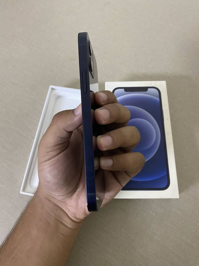 Apple iPhone 12 4