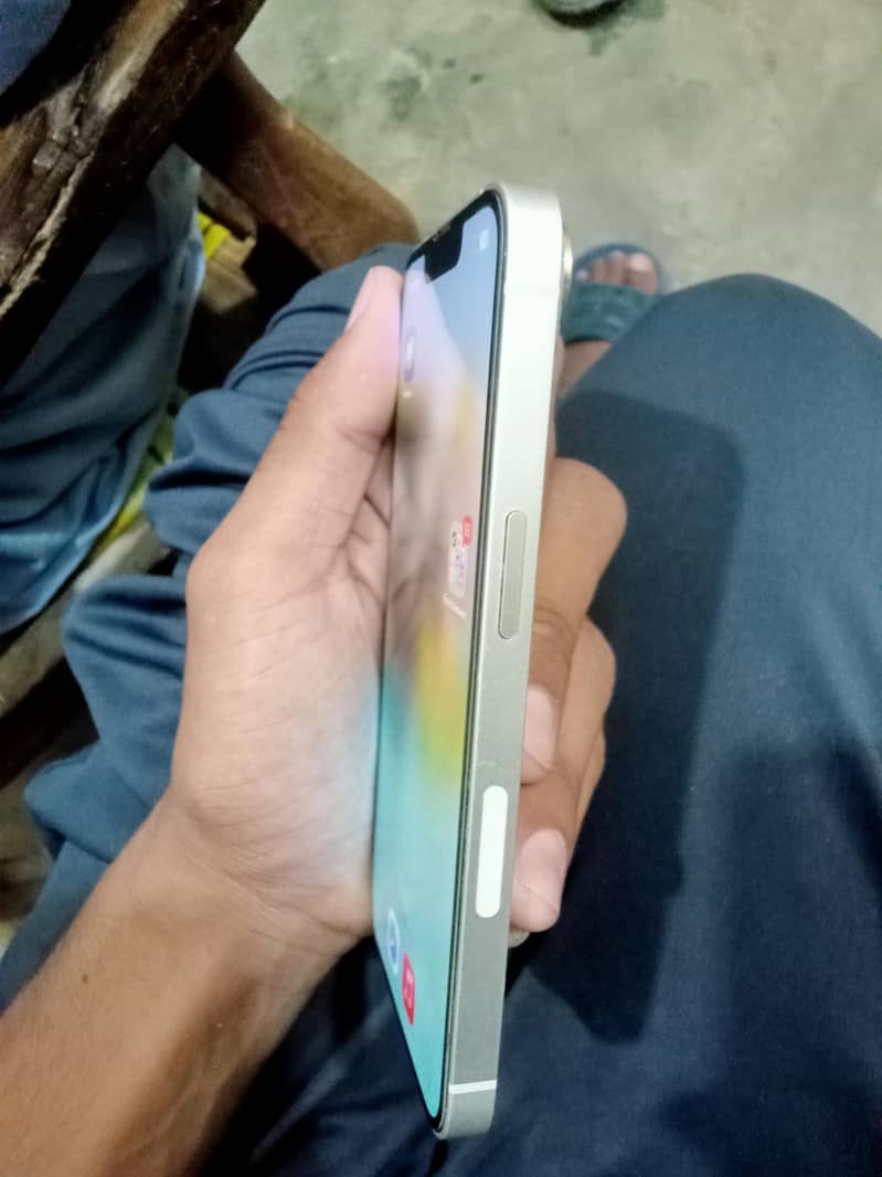 Apple iPhone 13 4