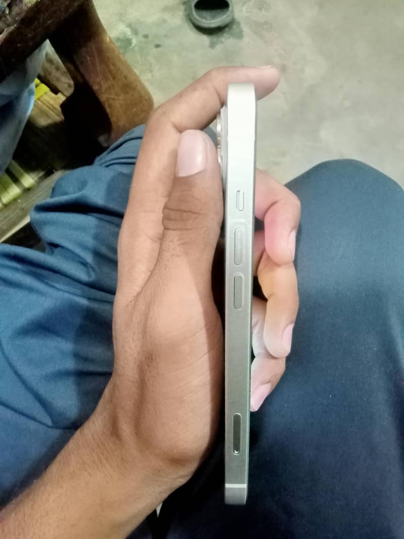 Apple iPhone 13 5