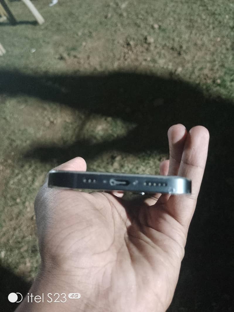 Apple iPhone 16e 0