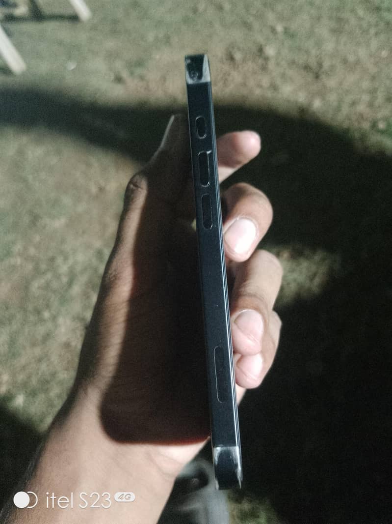 Apple iPhone 16e 1